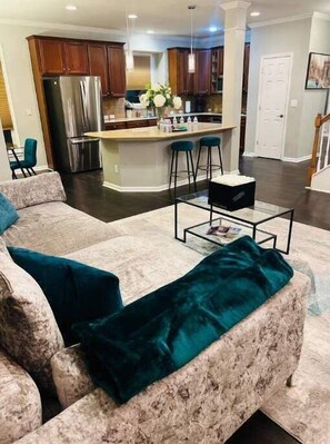 Living area - Beautiful and spacious 5 bedroom (Atlanta)