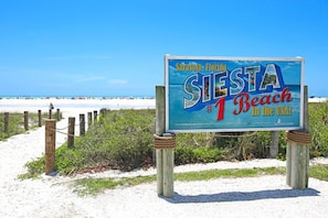 Sun-loungers, beach towels - Relax & Explore – Sarasota Beaches & Downtown! (Sarasota)