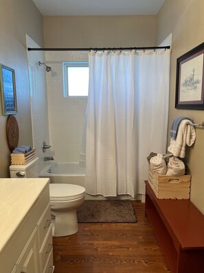 Dutxa, assecador de cabells, tovalloles i sabó 