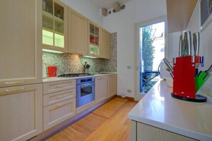 Réfrigérateur, four, lave-vaisselle, grille-pain