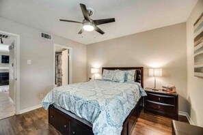 2 Schlafzimmer, Schreibtisch, Bügeleisen/Bügelbrett, kostenloses WLAN