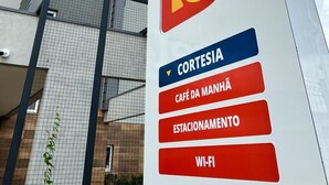 A hotel sign with amenities including a café, parking, and Wi-Fi. - Hotel 10 Sorriso (Sorriso)