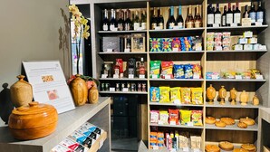 A store with shelves of wine, snacks, and kitchenware. - Hotel 10 Sorriso (Sorriso)