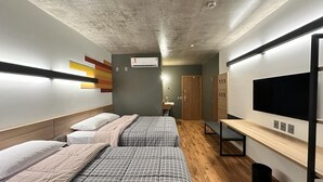 A dormitory room with two beds, a TV, a desk, and a wardrobe. - Hotel 10 Sorriso (Sorriso)