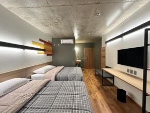 Habitación estándar, 2 camas dobles | Wifi gratis y ropa de cama
