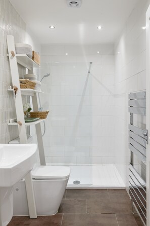 Shower, hair dryer, towels, soap - Boujee, chic city centre house (Oxford)