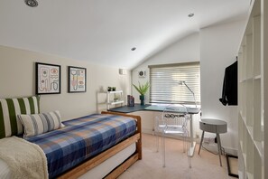 3 bedrooms, iron/ironing board, WiFi, bed sheets - Boujee, chic city centre house (Oxford)