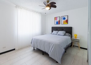 2 Schlafzimmer, Schreibtisch, Bügeleisen/Bügelbrett, kostenloses WLAN