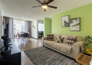 Smart TV, computer monitors - Family-friendly apartment within 20 minutes from Juan Santamaría Airport. (San Rafael)