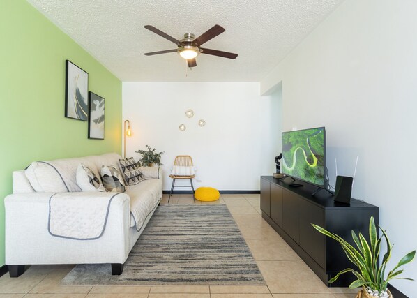 Smart TV, computer monitors - Family-friendly apartment within 20 minutes from Juan Santamaría Airport. (San Rafael)