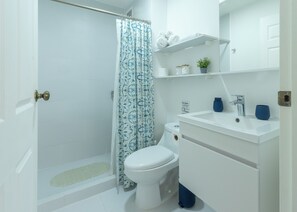 Hair dryer, towels, soap, shampoo - Family-friendly apartment within 20 minutes from Juan Santamaría Airport. (San Rafael)