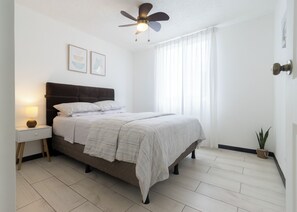 2 slaapkamers, een bureau, een strijkplank/strijkijzer, gratis wifi