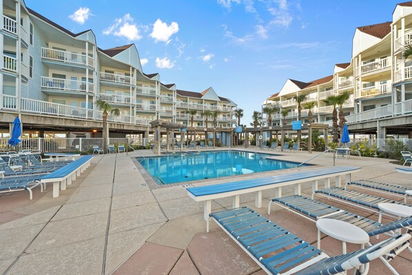 Outdoor pool, a heated pool