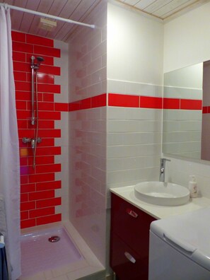 Een douche, een haardroger, handdoeken, zeep