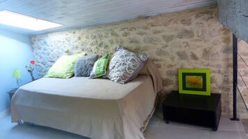 2 dormitoris, planxa i posts de planxar i un bressol de viatge