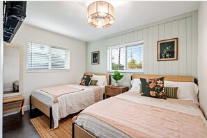 2 bedrooms, iron/ironing board, travel cot, free WiFi