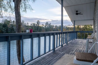 Chateau De Riviera Unit 4. Water front! Cozy Condo on the Chattahoochee River.