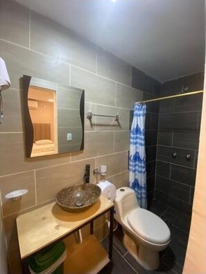 تجهيزات دش، مناشف، ورق حمّام