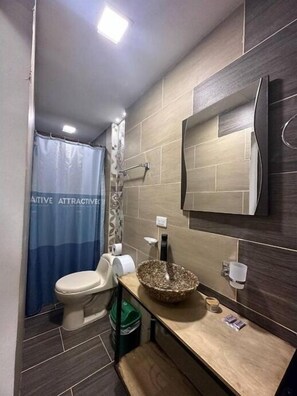 تجهيزات دش، مناشف، ورق حمّام