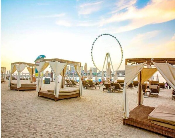 Beach - 5 Star Living in Paramount Tower Hotels & Resorts (Dubai)