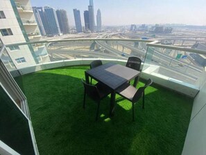 Outdoor dining - 5 Star Living in Paramount Tower Hotels & Resorts (Dubai)