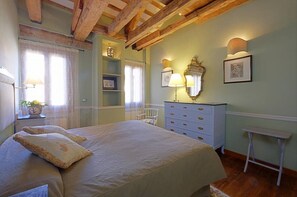 4 bedrooms, WiFi, bed sheets - Bell Tower at the Rectory (Design House) (Venezia)