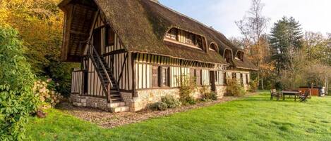 المنشأة من الخارج