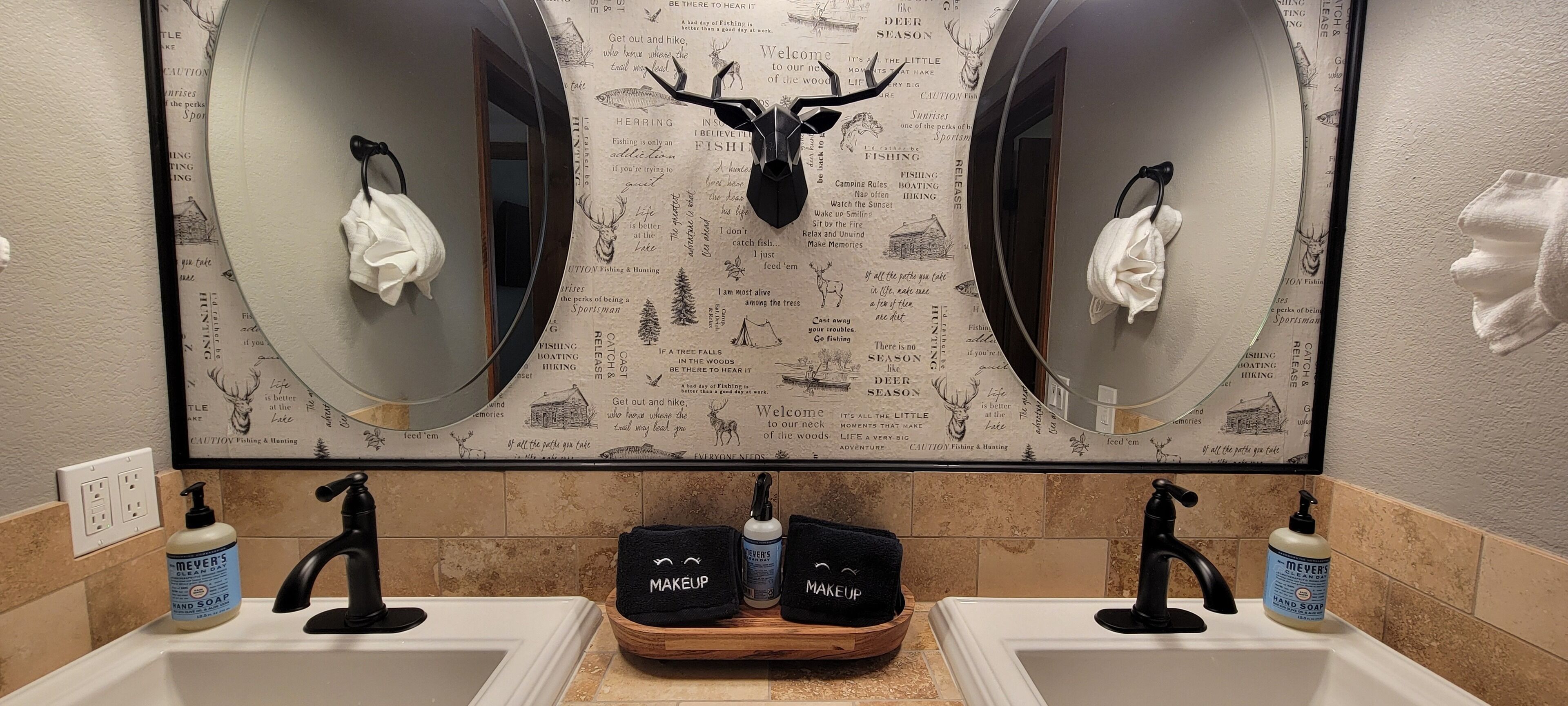 Sèche-cheveux, serviettes fournies