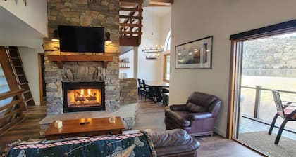 Lakefront Mountain Retreat, Lake views, Newly Renovated, Dogs Welcome