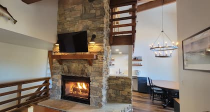 Lakefront Mountain Retreat, Lake views, Newly Renovated, Dogs Welcome