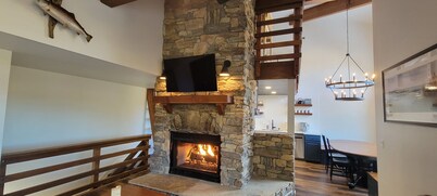 Lakefront Mountain Retreat, Lake views, Newly Renovated, Dogs Welcome