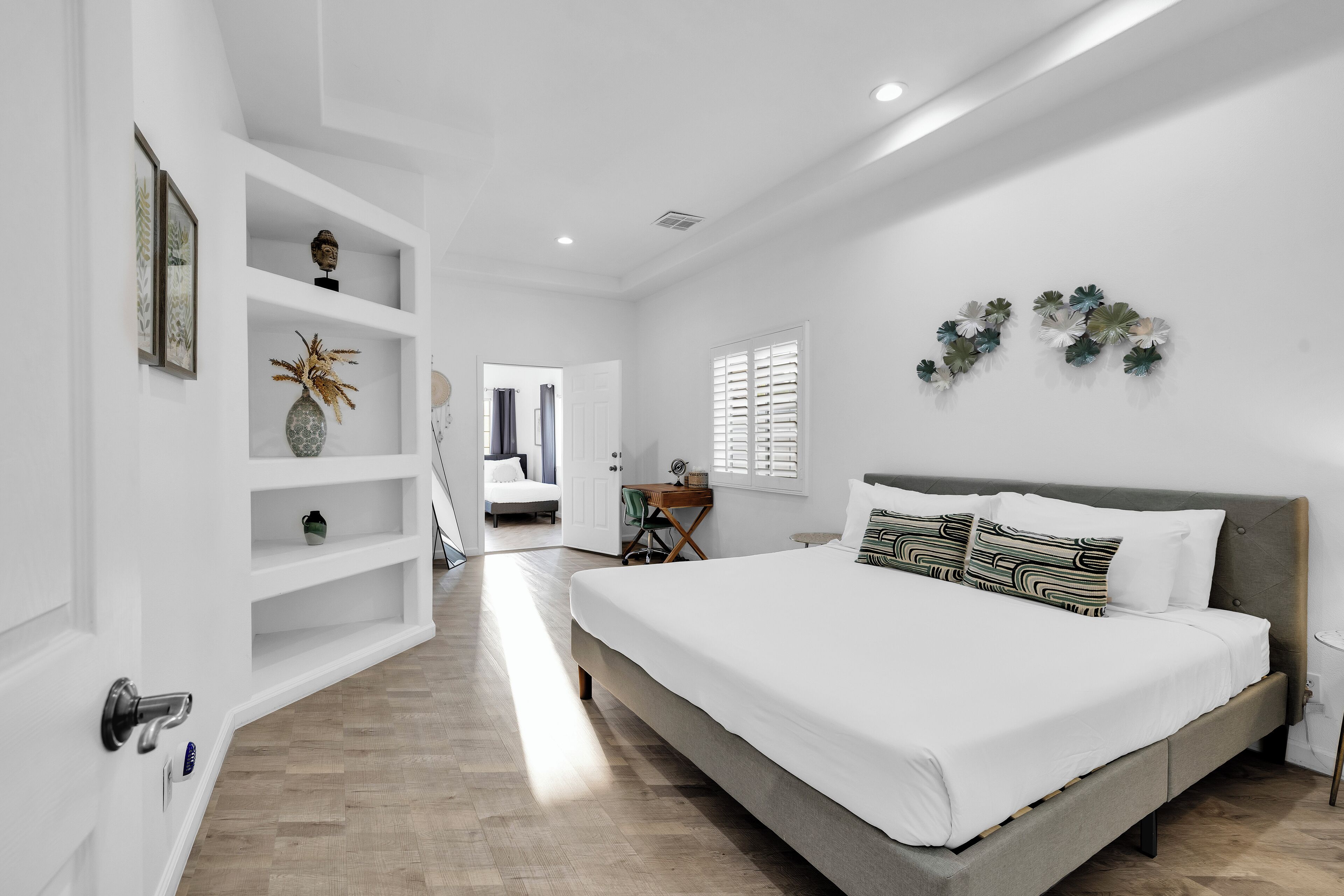 4 soverom, skrivebord, strykejern/-brett og wi-fi (inkludert)