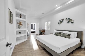 4 室のベッドルーム、デスク、WiFi