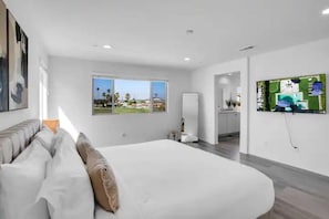 7 bedrooms, desk, iron/ironing board, free WiFi - The Chateau- Pool, Spa, BBQ, Fire pit, Sleeps 19 (Coachella)