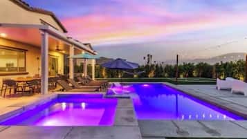 Alberca al aire libre y alberca climatizada