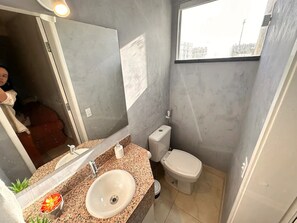 Superior Apartment | Bathroom | Shower, rainfall showerhead, towels, toilet paper - Melhor da Praia Edifício Graham Hill (Fortaleza)