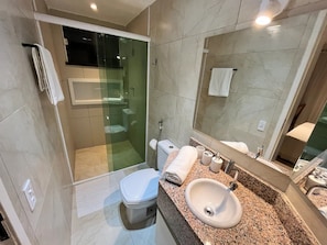 Superior Apartment | Bathroom | Shower, rainfall showerhead, towels, toilet paper - Melhor da Praia Edifício Graham Hill (Fortaleza)