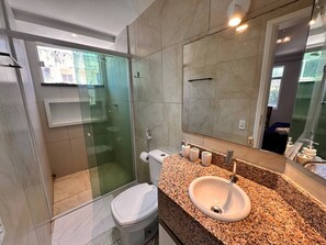 Apartamento superior | Baño | Ducha, cabezal de ducha tipo lluvia, toallas y papel higiénico