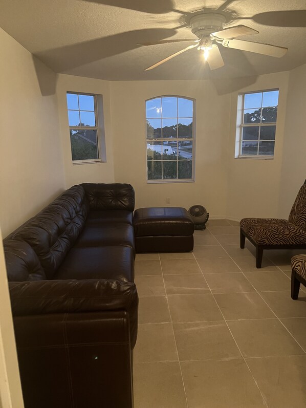 Living area - SECRET TREASURE Delightful 3-bedroom estate in Palm Bay with AC, WiFi (Palm Bay)