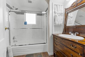 Shower, hair dryer, towels, shampoo - Long Stays Welcome |Easy Walk to College |Downtown CDA |Large Backyard, Game Room, Pet-Friendly (Coeur d'Alene)