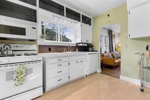 Fridge, microwave, oven, stovetop - Long Stays Welcome |Easy Walk to College |Downtown CDA |Large Backyard, Game Room, Pet-Friendly (Coeur d'Alene)