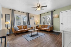 Smart TV, table football, ping pong - Long Stays Welcome |Easy Walk to College |Downtown CDA |Large Backyard, Game Room, Pet-Friendly (Coeur d'Alene)