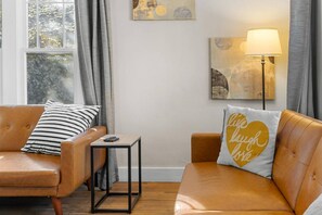 Smart TV, table football, ping pong - Long Stays Welcome |Easy Walk to College |Downtown CDA |Large Backyard, Game Room, Pet-Friendly (Coeur d'Alene)