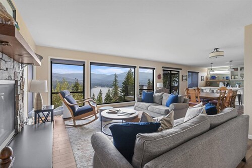 Hayden Escape – Lake Views, Chef’s Kitchen, Outdoor Dining, and Hiking Nearby!