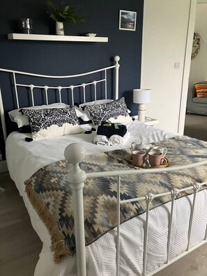 3 bedrooms, iron/ironing board, travel crib, WiFi - Admar Cottage (CO)