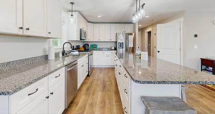 Mountain view home centrally located: All season outdoor entertainment