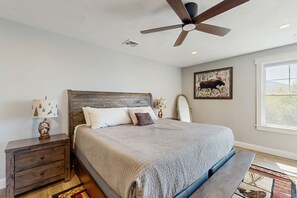 3 soverom, strykejern/-brett, internettilgang og sengetøy