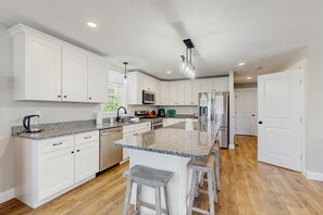 Kjøleskap, mikrobølgeovn, ovn og kokeplater