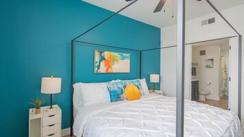 1 soverom, skrivebord, strykejern/-brett og reiseseng for barn