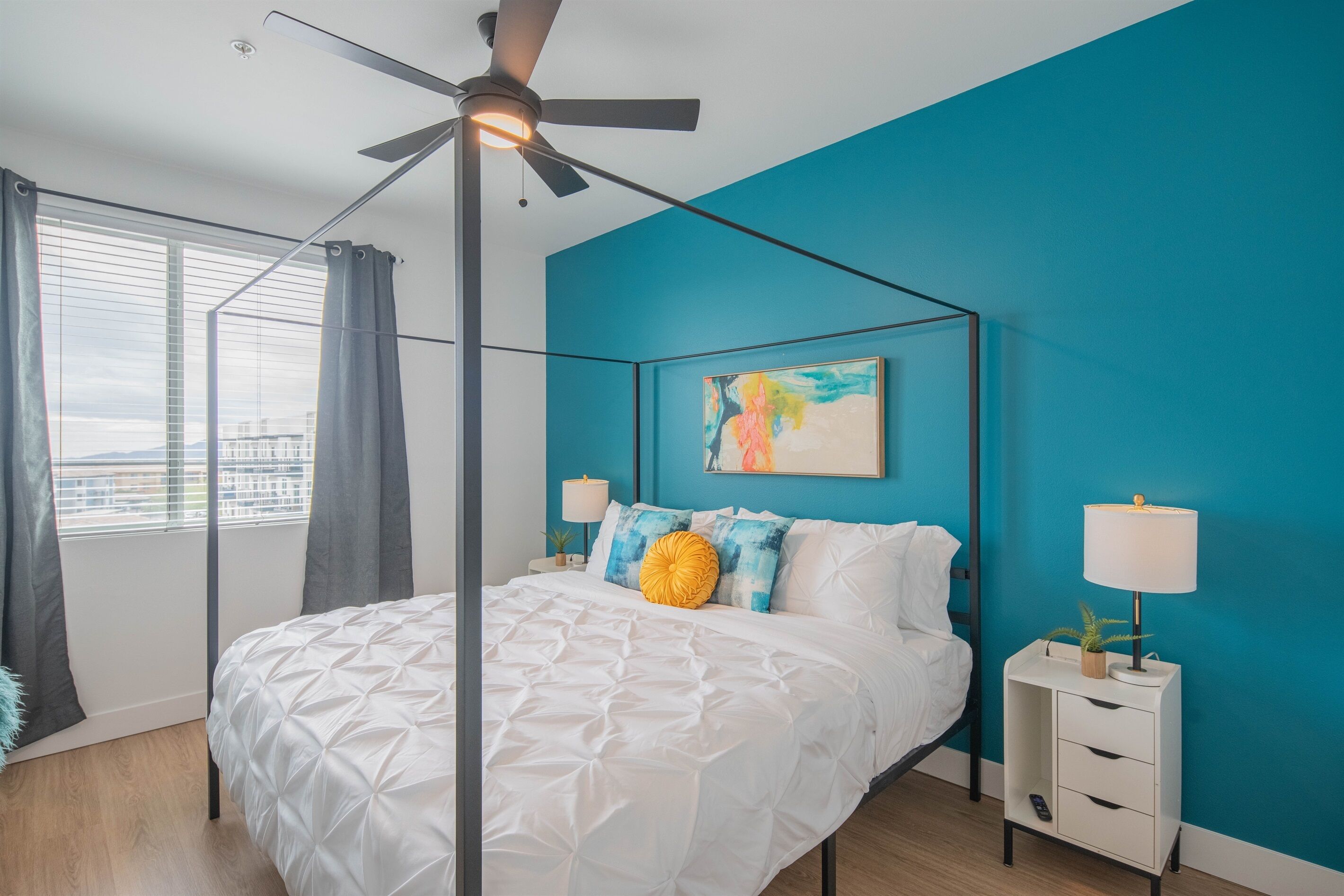 1 soverom, skrivebord, strykejern/-brett og reiseseng for barn